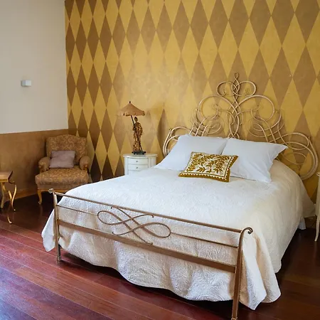 Chateau De Lussac Bed & Breakfast *
